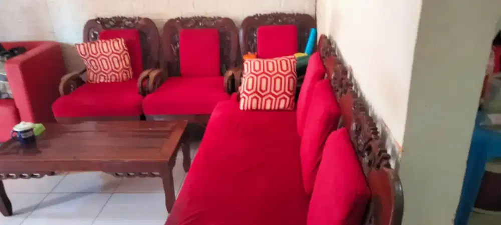 Kursi kayu jati warna merah di jual cepat