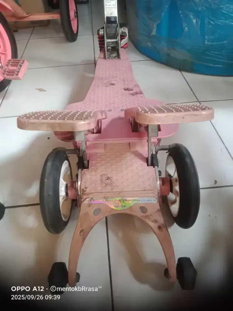 Skuter pedal kaki warna pink