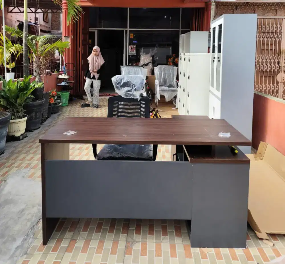 Meja manager letter L