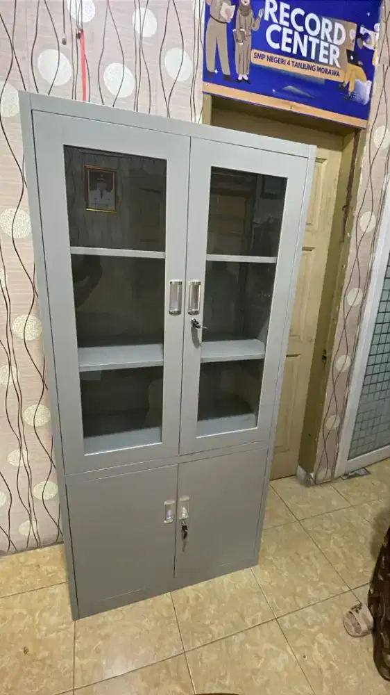 Lemari arsip ½ kaca