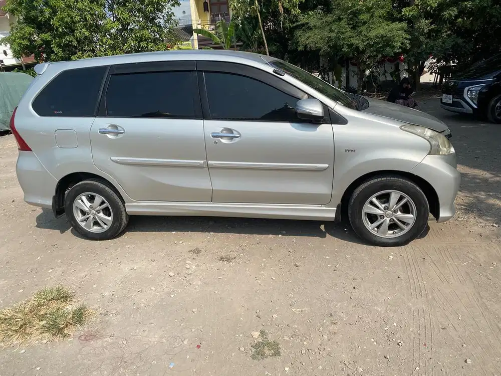 Toyota Avanza veloz 2012 Bensin mesin terawat cat Ori