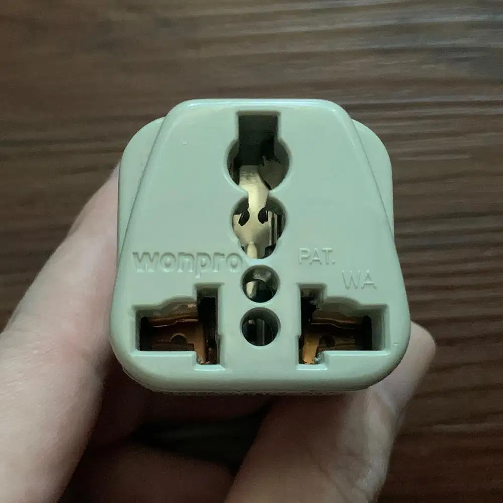 Steker Adaptor Travel Kaki 3 - Universal & Praktis