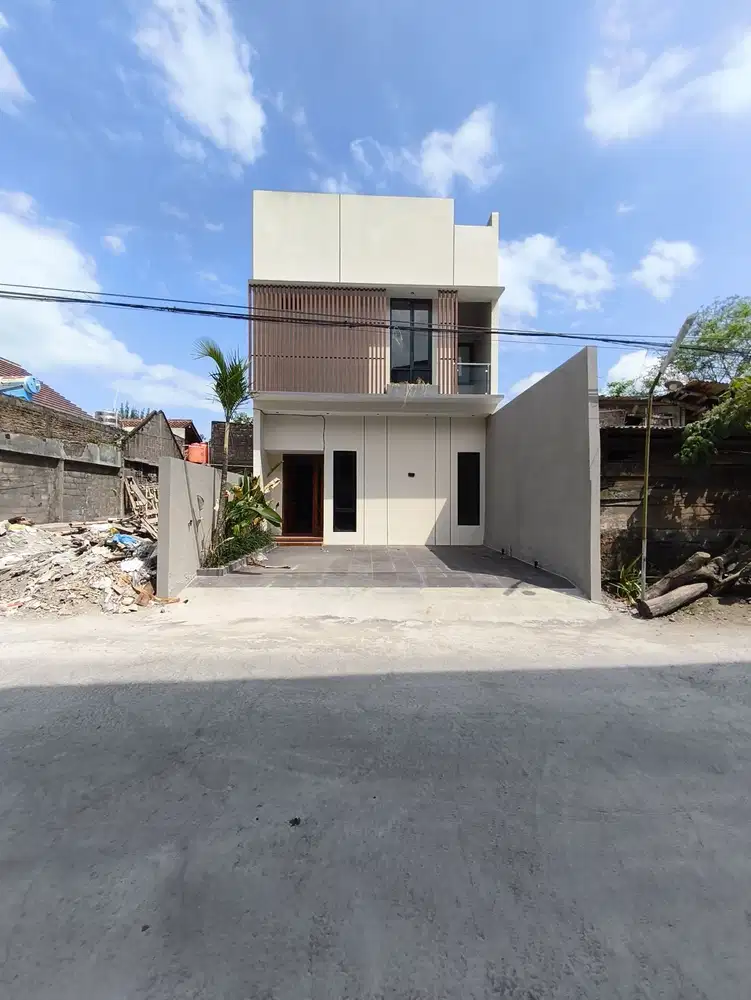 Rumah Baru Dijual Cepat Di Dekat Stadion Maguwoharjo, Mobil Papasan