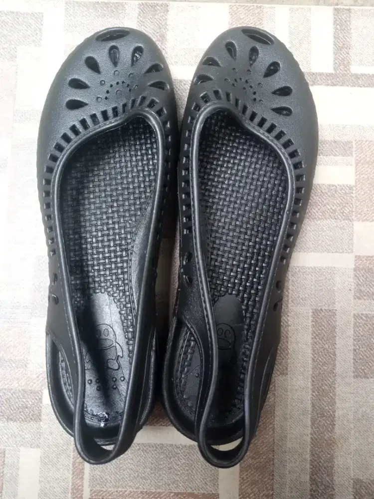 PRELOVED SEPASANG SEPATU SANDAL JELLY HITAM NOMOR 38