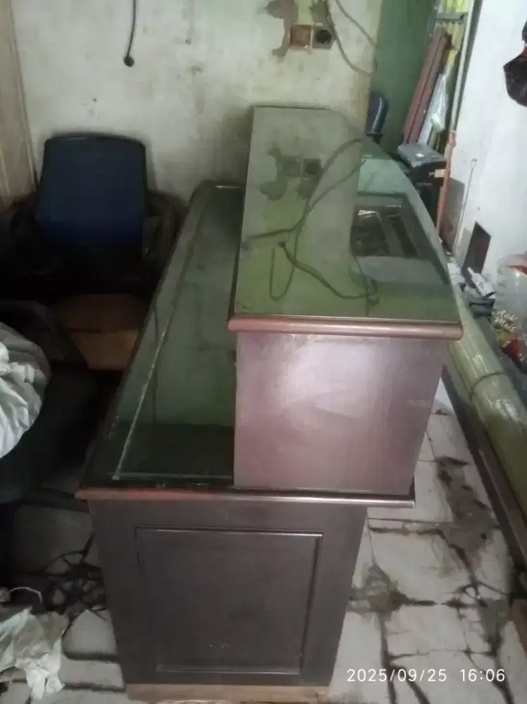 Meja resepsionis kaca tebal