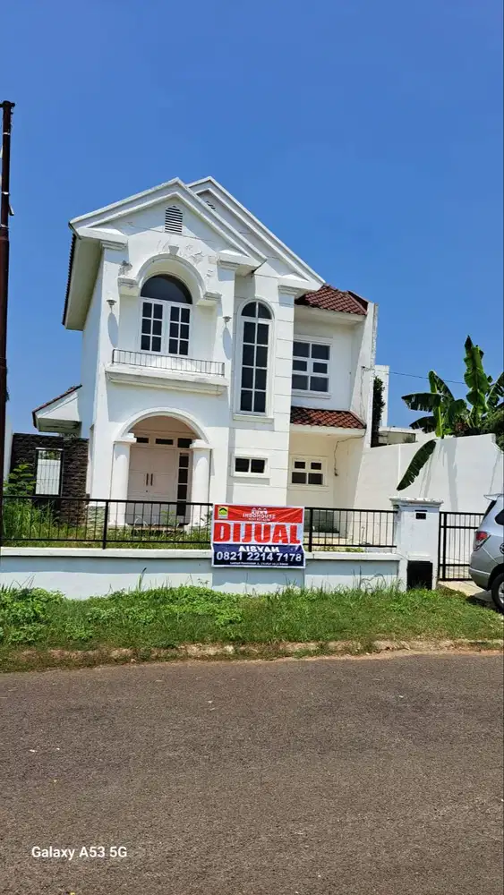 Rumah cantik memiliki halaman yang luas