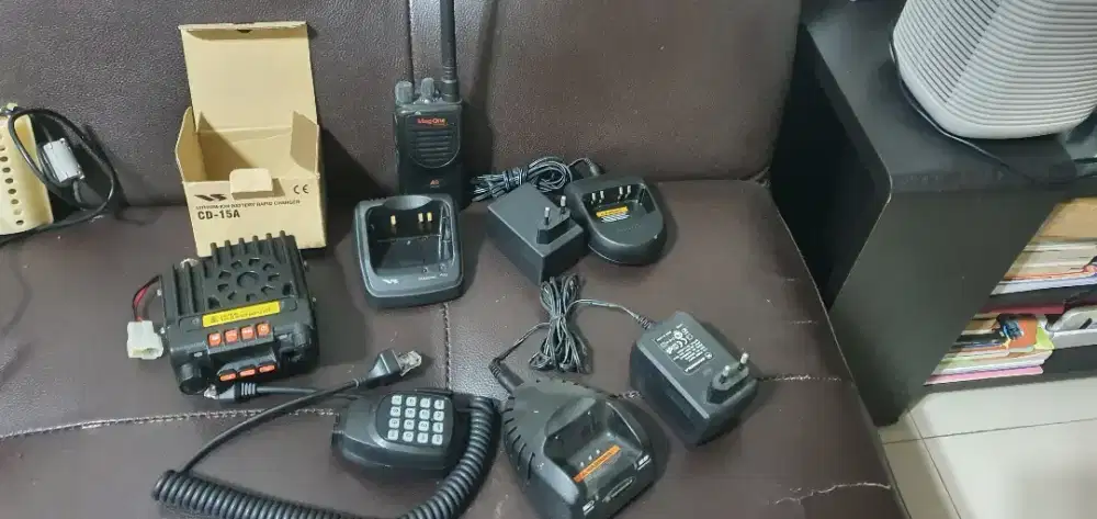 HT Meg One A8 VHF by Motorolla. Chager Motorolla. Chager Yaesu Baru.
