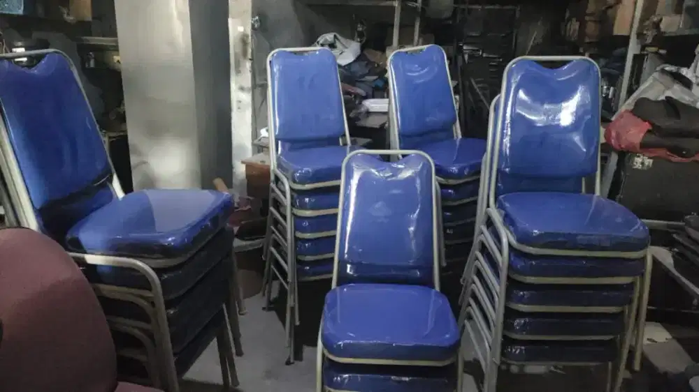 Kursi susun kondisi bekas