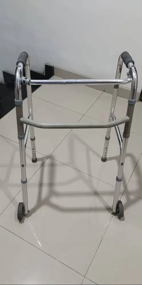 Walker Alat Bantu Jalan Beroda Dua