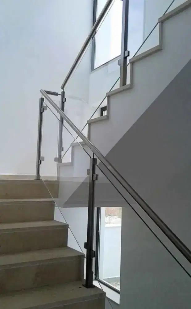Reling tangga stanlis kaca