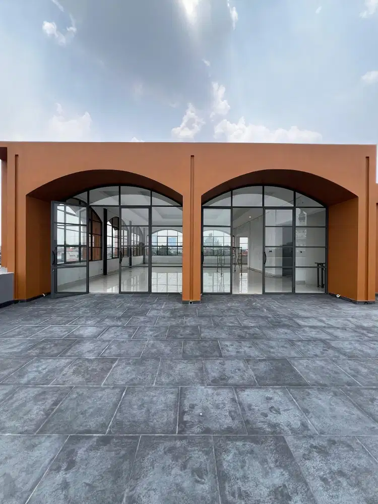 Gedung Disain MODERN KONTEMPORER  DENGAN BERAKSEN LENGKUNG YANG ELEGAN