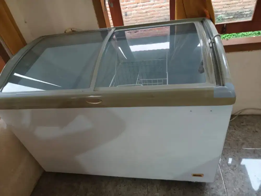 Freezer box sleding beku