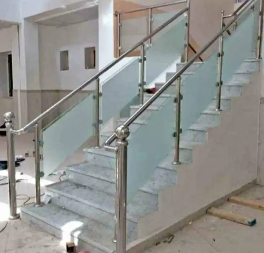 Reling tangga dan balkon stanlis kaca