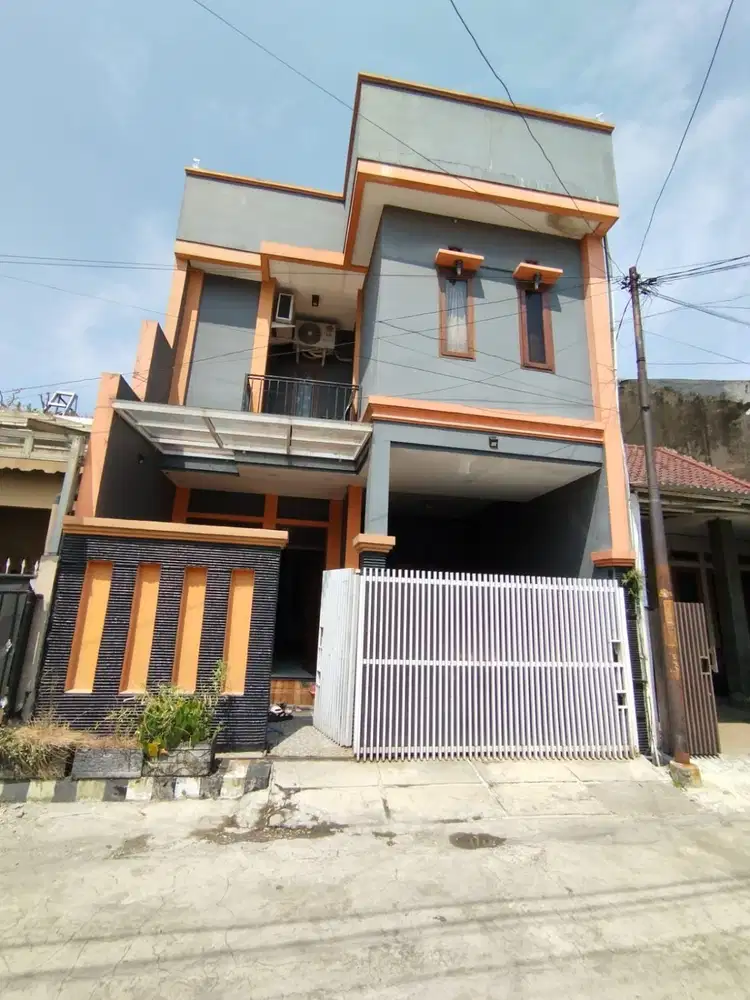 Rumah Full Furnished Ada Balkon Super Cozy di Taman Cibaduyut Indah
