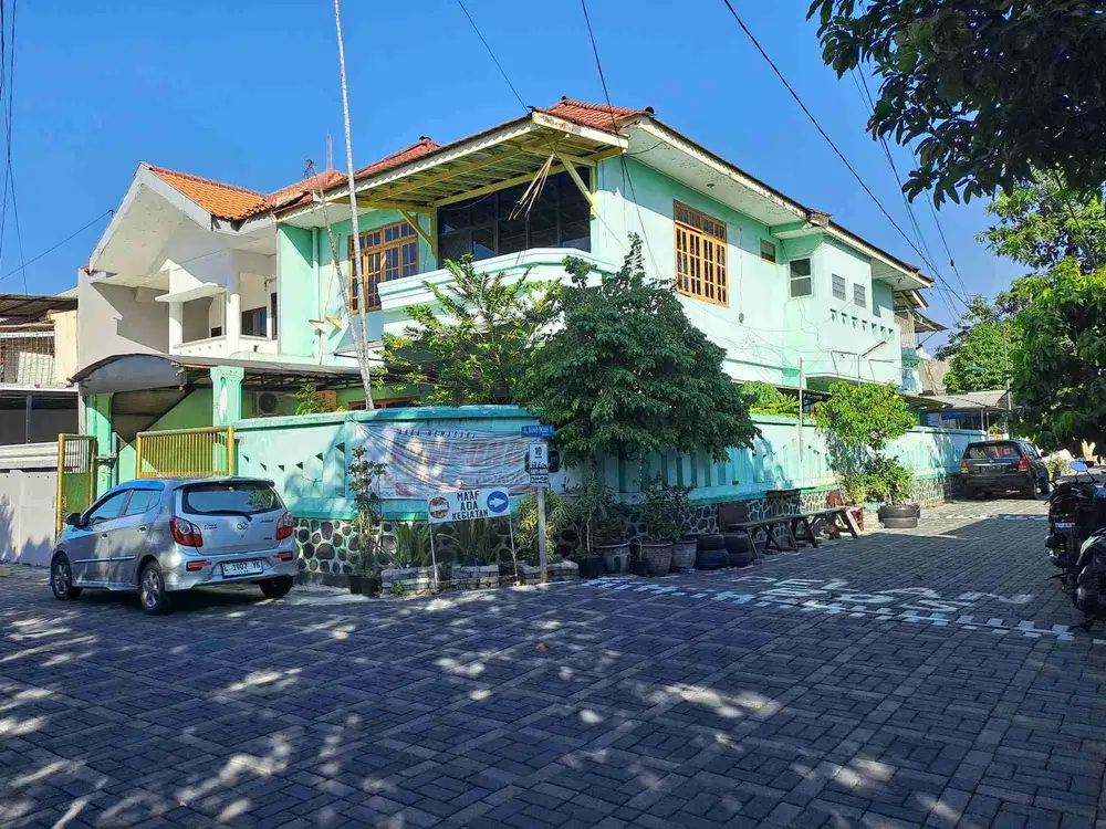 Rumah Besar Luas Harga Miring Area Strategis Surabaya Barat Dekat DBB dan Pasar Modern (Belanja kebutuhan dapur jadi mudah!)