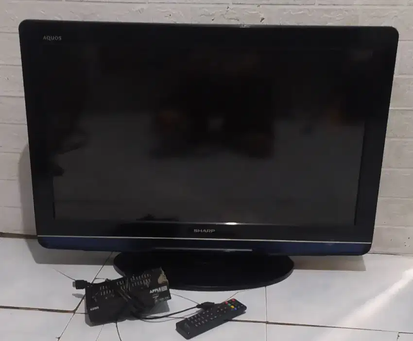 Lcd Sharp 32 in analog normal+STB DIGITAL JUAL CEPAT AJA SILAHKAN