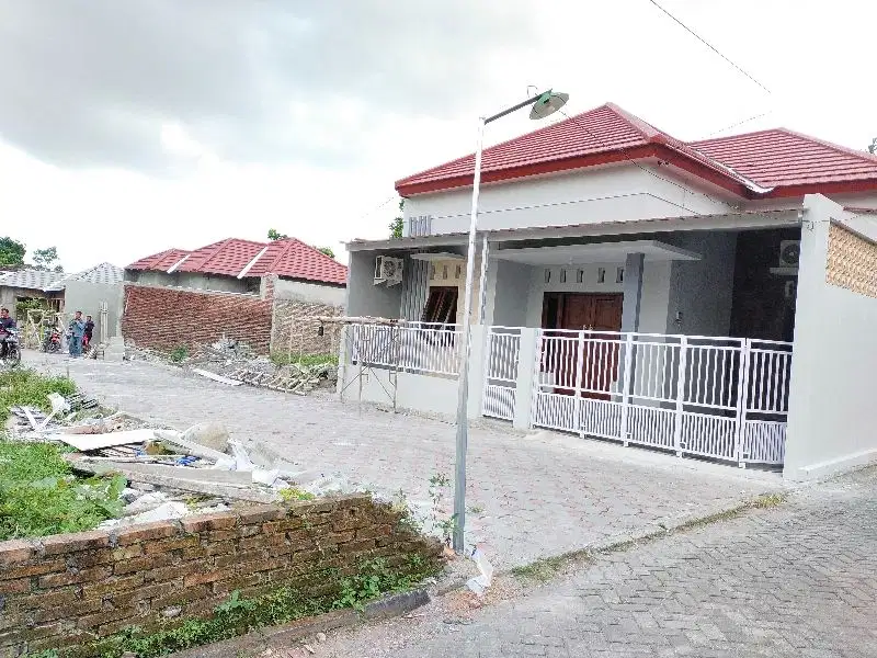 Rumah Baru Siap Huni dan/Siap Bnagun di Jakal km12