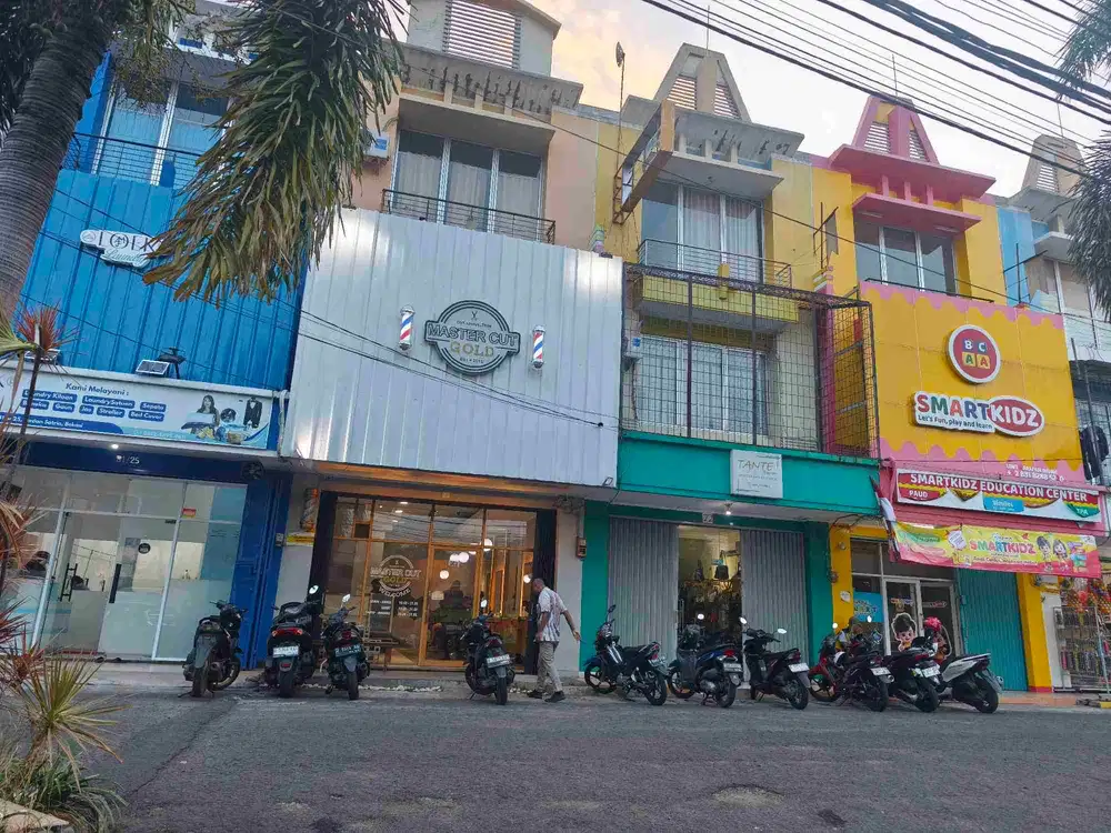 Ruko Lokasi Ramai di Harapan Indah Bulevar Hijau Bekasi