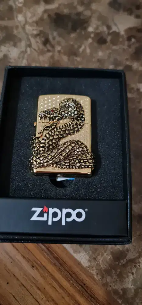 Korek Zippo 4d ular gold, mata swarovski