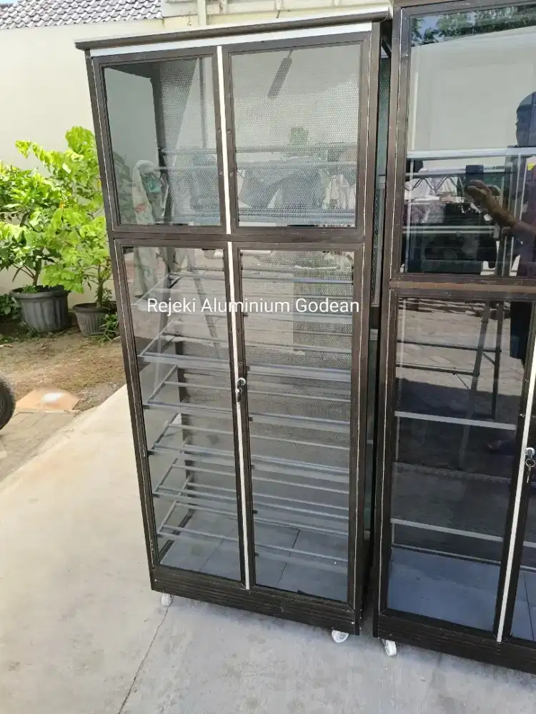 Lemari sepatu Aluminium ada Roda