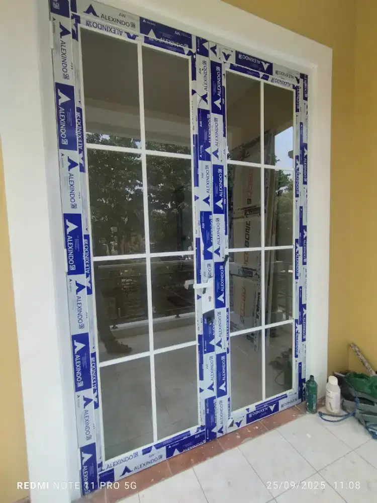 kusen aluminium pintu dobel ornamen kaca