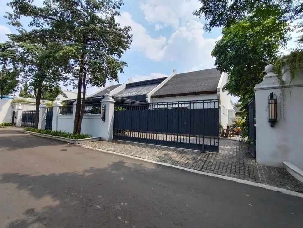 Rumah Hoek di Kemang Timur, Hanya 10 Menit ke Tol Ampera