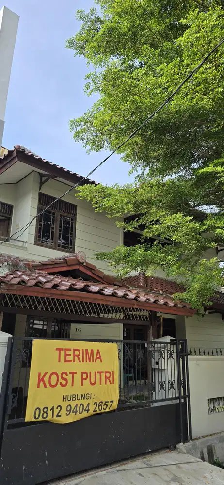DIJUAL RUMAH DI CEMPAKA PUTIH TIMUR LINGKUNGAN ASRI