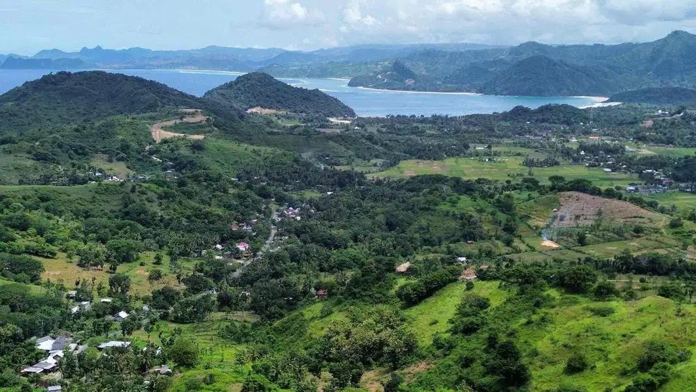 tanah murah milik pribadi dekat pantai lancing dan tampah lombok. cocok untuk villa atau kavlingan, pinggir jalan raya utama.