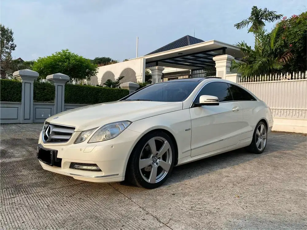 E200 / E250 W207 ECoupe White on Red