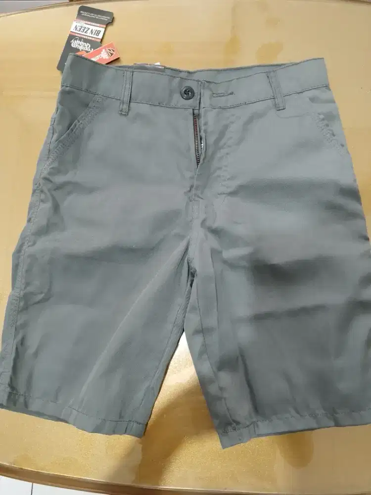 Celana pendek masih baru