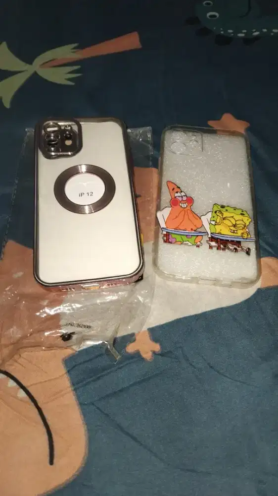 Casing hp iphone 12 masih mulus 2 casing semuanya bisa nego dikit