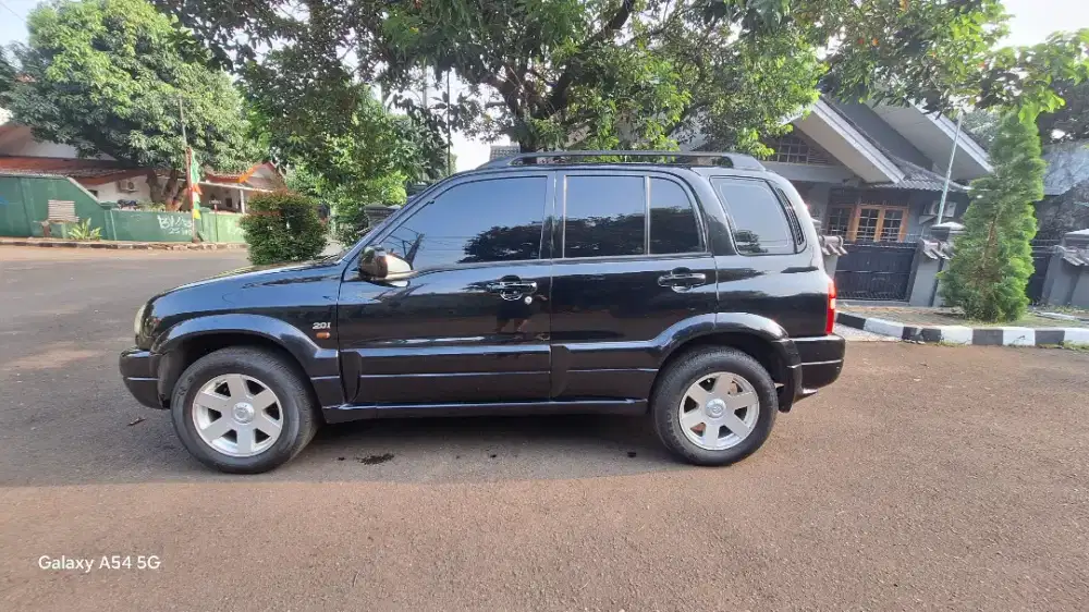 Dijual Mobil Suzuki Escudo 2.0 2003  Hitam AT