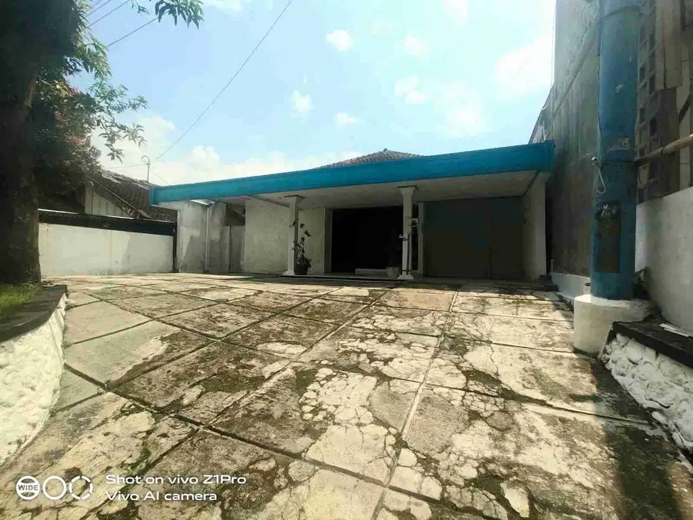 Rumah Halaman Luas Kober Strategis Dekat Stasiun