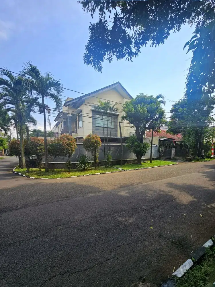 JUAL MURAH & NEGO!Tanah Besar + Pool. Rumah DIjual Bintaro. Dlm Komplek, Dkt toll