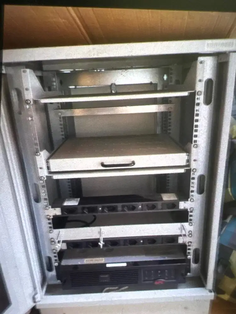 Server rack tecnosteel.  Sudah termasuk ups 1500 Nortel network switch