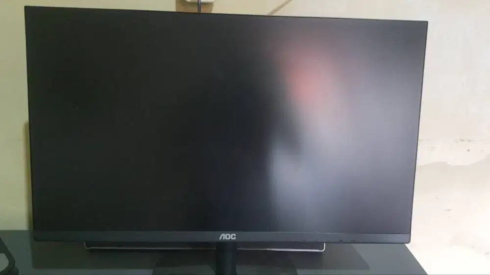 Monitor 24 Inch dengan Meja Dari Dekoruma