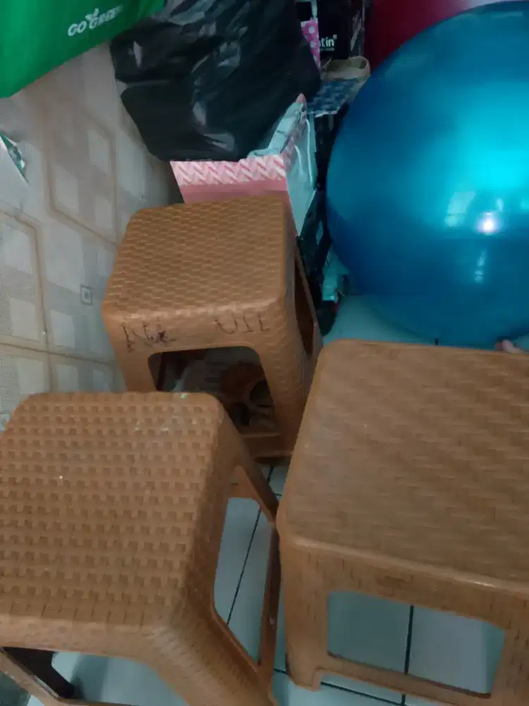 Bangku plastik ada 3 unit kondisi bekas Rp.100k nego