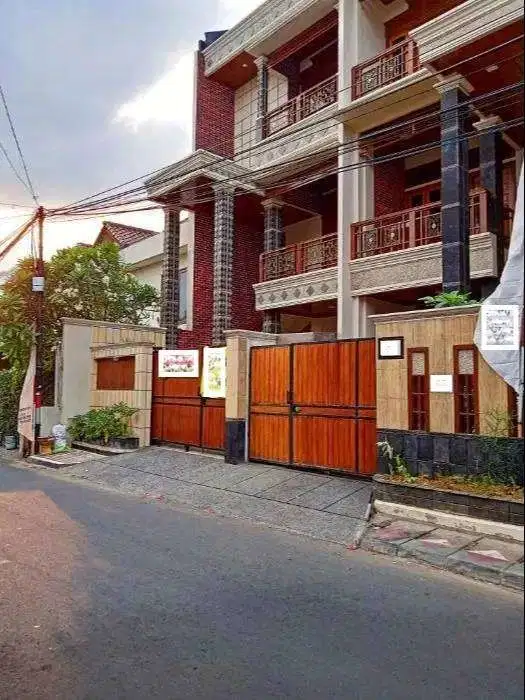 Rumah di Pejaten Barat 3 Lantai Bagus Dan Siap Huni