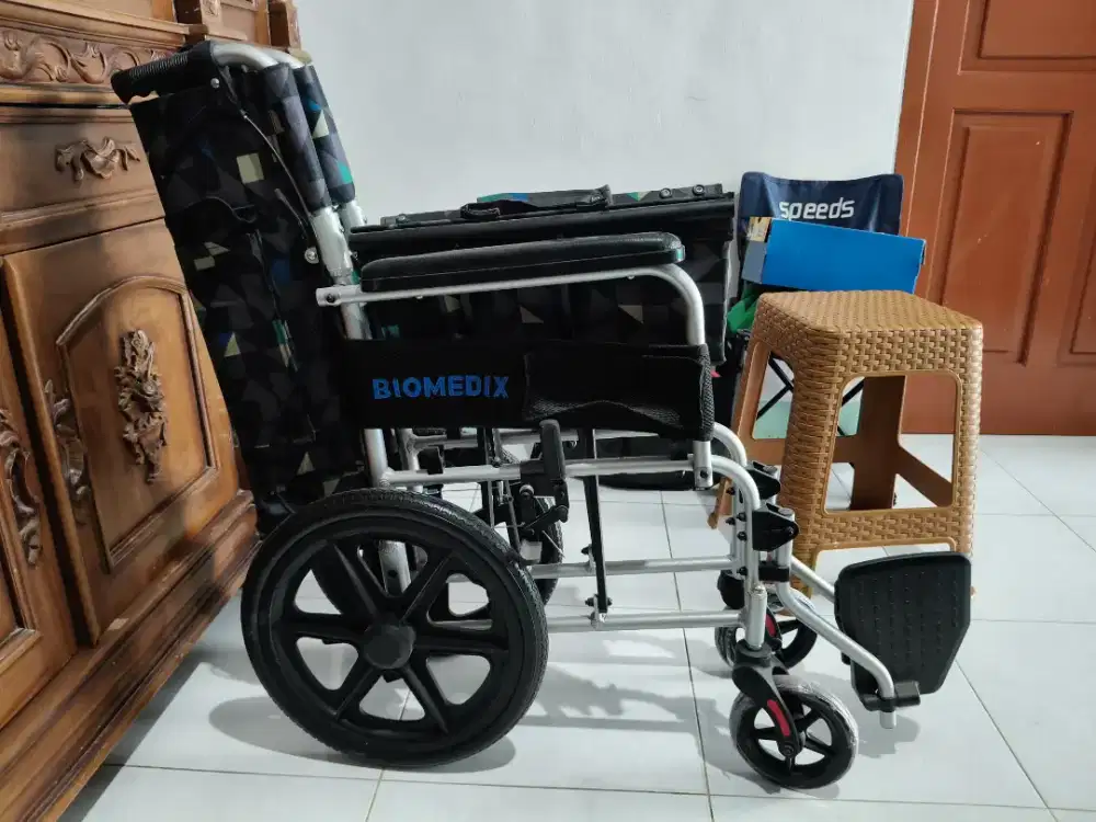 Jual kondisi 99% kursi roda merk BIOMEDIX