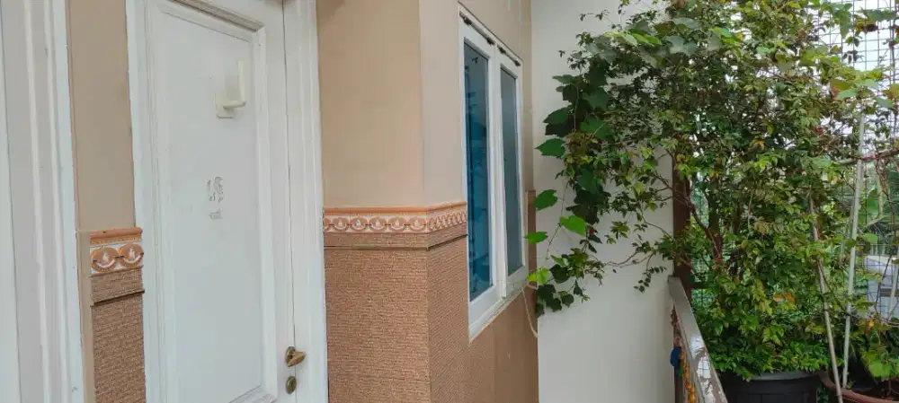 Di sewakan kost ( putri ) & kontrakan tolong baca deskripsi ya ka