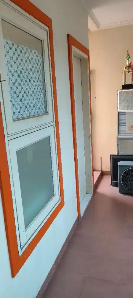 Di sewakan kost ( putri ) & kontrakan tolong baca deskripsi ya ka