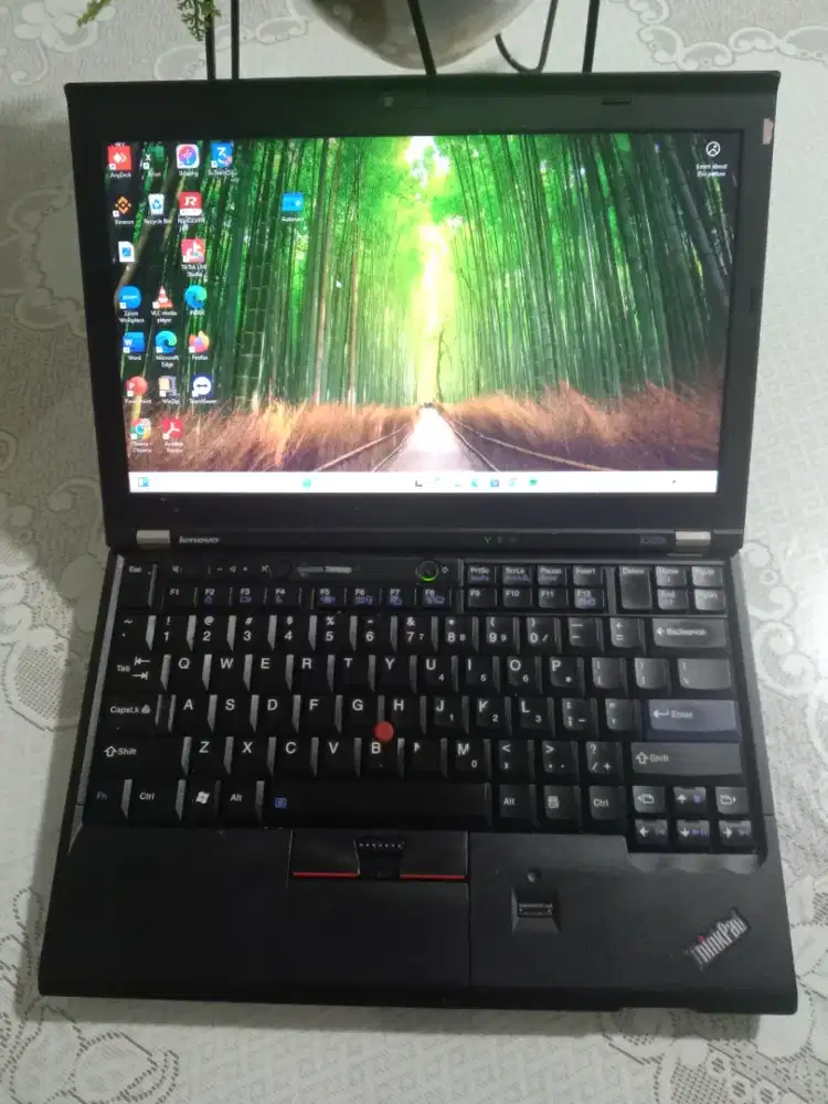 LENOVO THINKPAD 
Intel core i3 (4CPUs) 
Memory 4gb