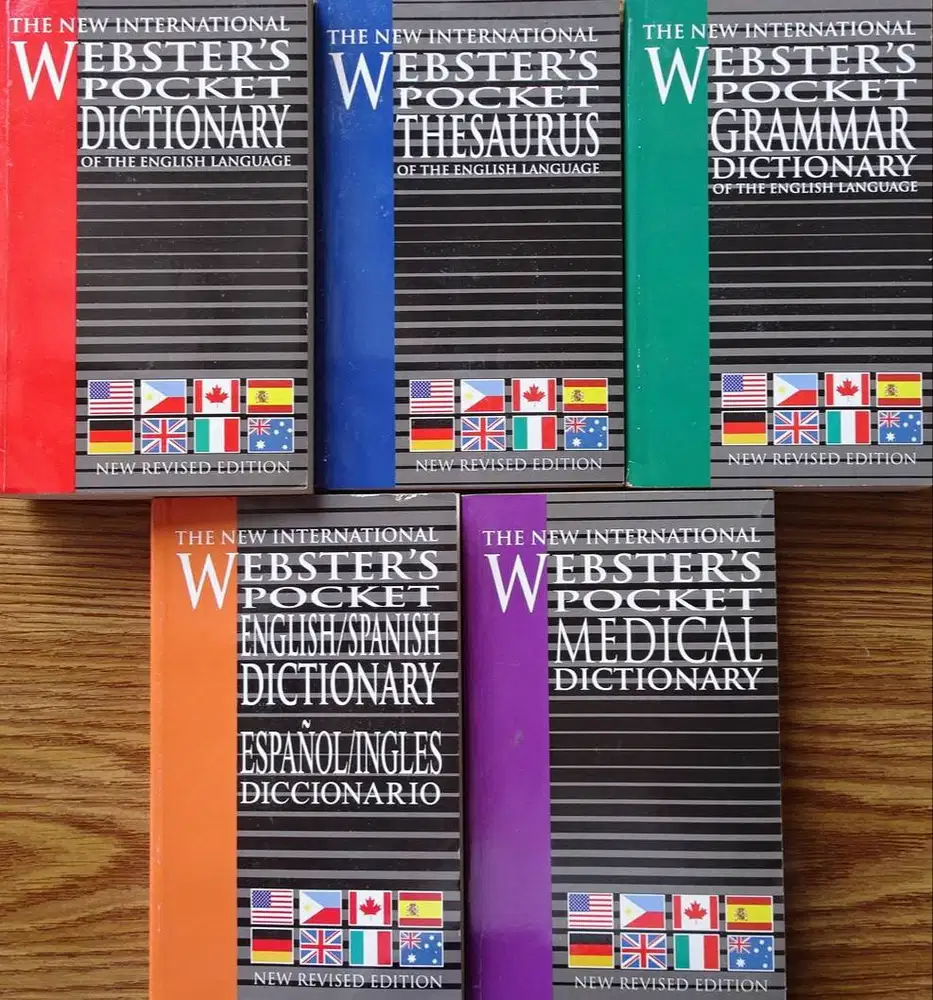 Webster's New World Pocket Desk Set: Dictionary, Thesaurus, Style Guid