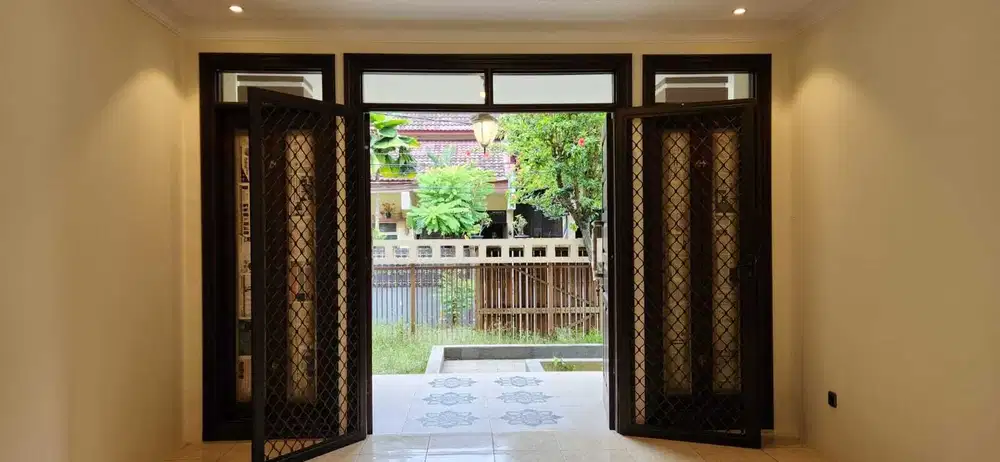 Rumah di Pondok Indah Posisi Hoek Selangkah ke Pondok Indah Mall