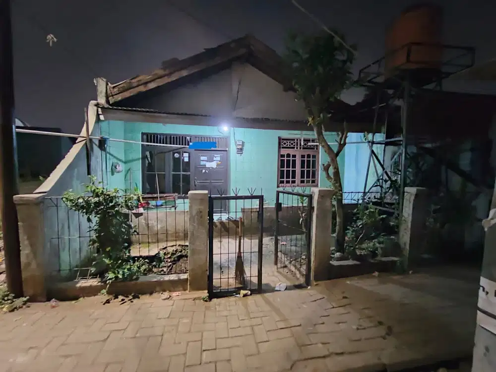 Rumah Tua Dekat Stasiun Serpong
