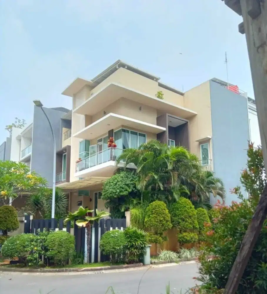 Rumah di Gading Residence Kelapa Gading Bagus 3 Lantai Bebas Banjir