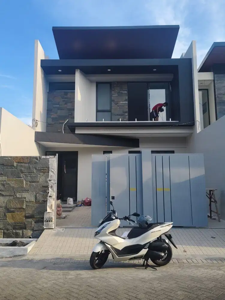Rumah Modern 2 Lantai Baru Grees Lokasi Strategis di Manyar Jaya Surabaya