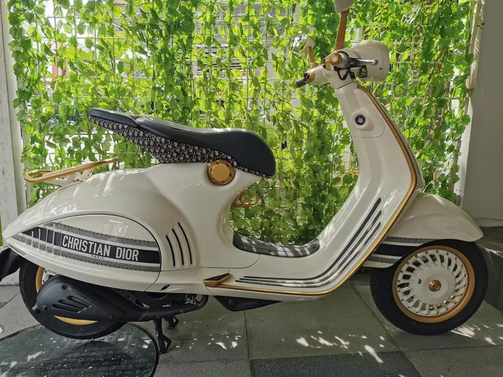 Vespa 946 Dior Antiek Gress