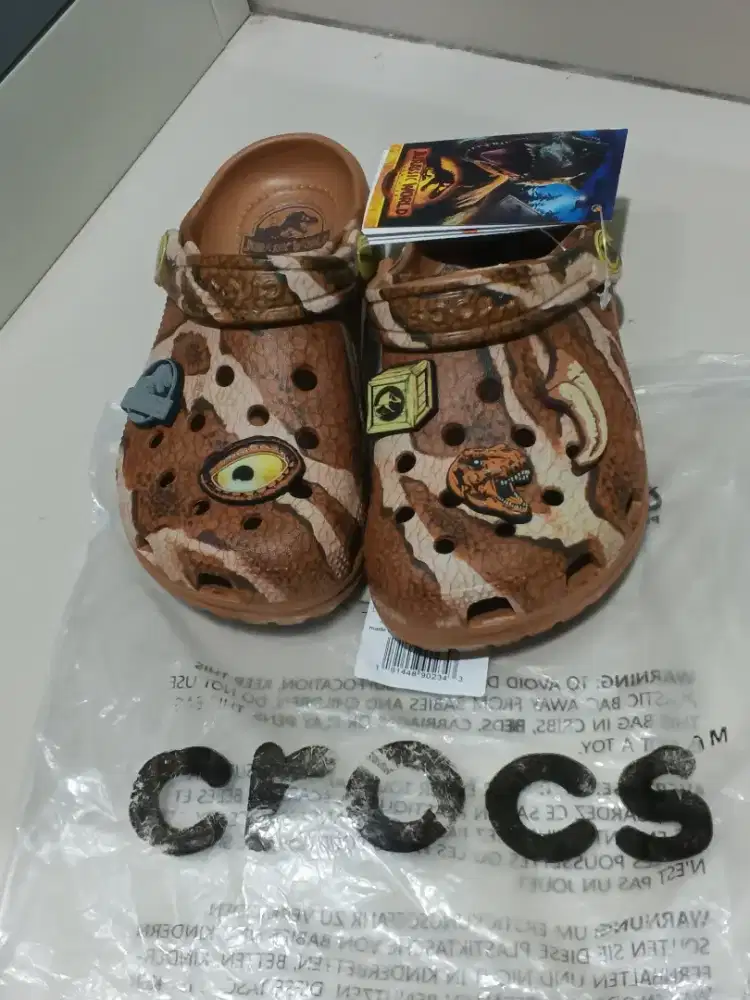 Crocs anak jurassic world warna coklat brown dan cream uk kaki 19 20
