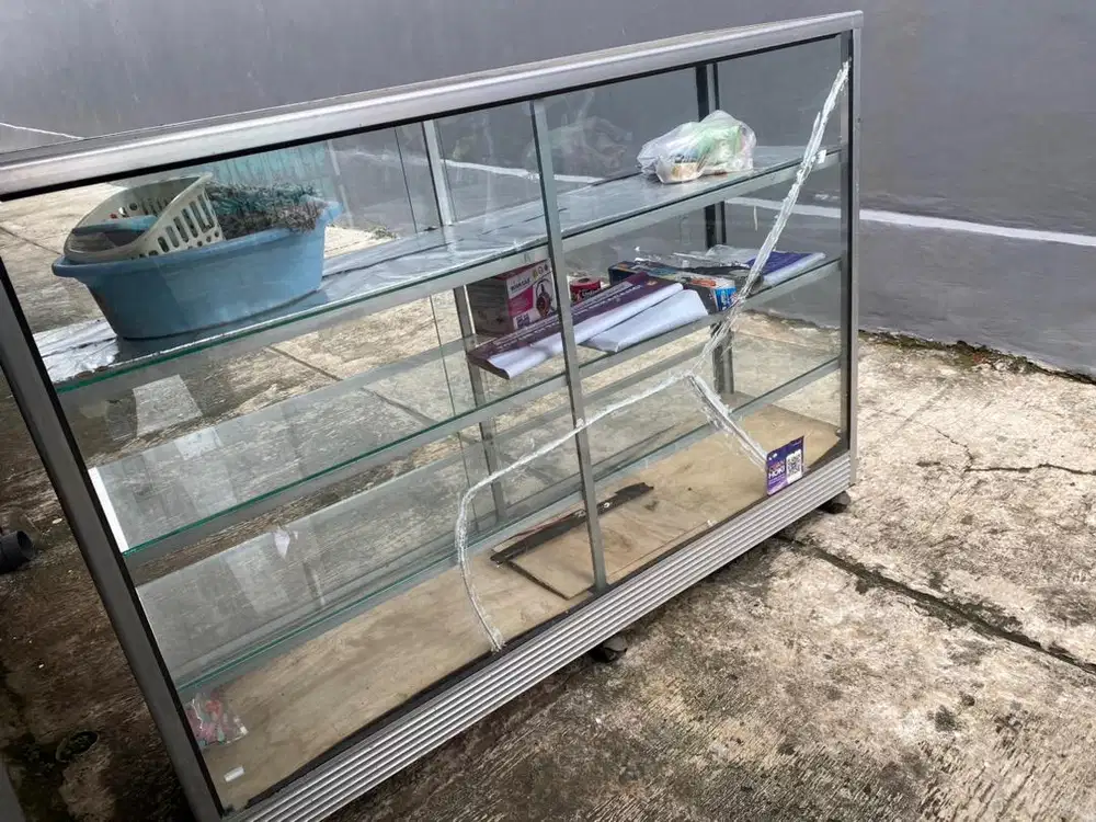 Etalase kaca 3rak